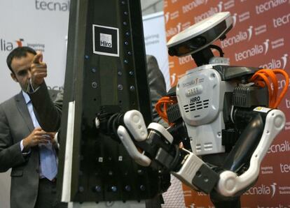 El robot Hiro trabaja durante la presentación ayer en la sede de Tecnalia.