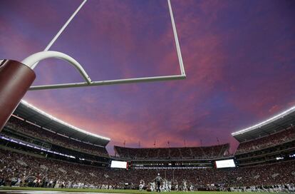 Vista del estadio durante el encuentro de la liga estadounidense de fútbol americano entre los Colorado States y Alabama en Tuscaloosa (Alabama).