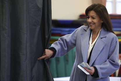 Anne Hidalgo, alcaldesa de París y candidata de los socialistas franceses a la jefatura del Estado, ejerce su derecho al voto en París.