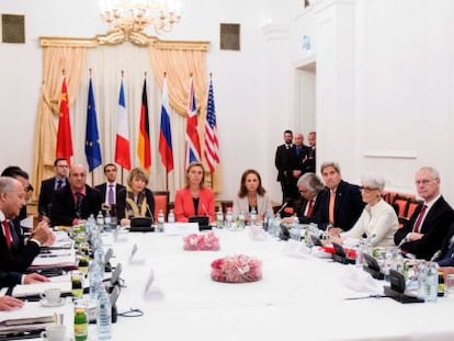 Mesa de negociaciones en Viena.