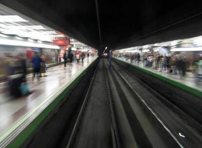 Estación de la línea 6 del metro ayer por la mañana.