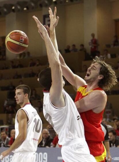 Krstic impide que Pau Gasol pueda hacerse con el balón en un ataque español.