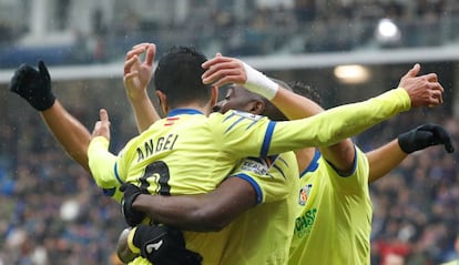 El delantero del Getafe Ángel Rodríguez (I) celebra el gol de la victoria ante el Eibar.