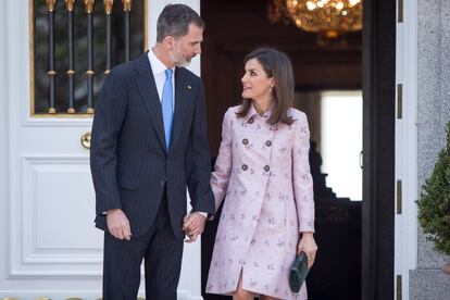 El rey Felipe VI y la reina Letizia en las puertas del Palacio de la Zarzuela, el 25 de abril de 2018.