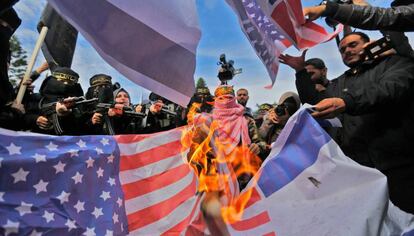 Queman una bandera estadounidense durante una protesta en Gaza.