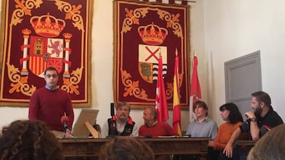 Sergio Ca&ntilde;il, de pie, durante su intervenci&oacute;n en el pleno. A la derecha, de gris, la alcaldesa saliente.