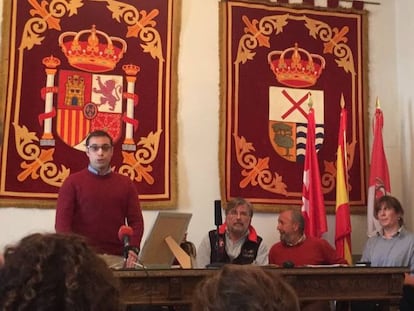 Sergio Ca&ntilde;il, de pie, durante su intervenci&oacute;n en el pleno. A la derecha, de gris, la alcaldesa saliente.