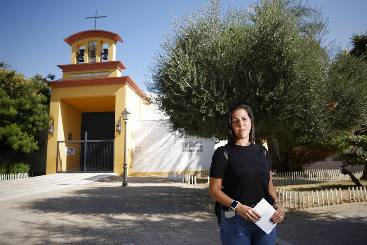 Una mujer denuncia ante el Arzobispado de Sevilla que su párroco no quiere comulgar a su hijo porque ella es lesbiana y soltera