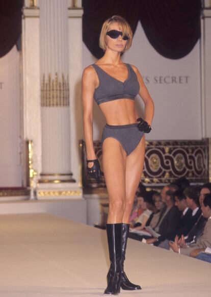La modelo Angelika Kallio con un conjunto muy deportivo para lo que suelen ser ahora las propuestas principales de lencería de Victoria's Secret. Atención a los complementos: botas, gafas e incluso guantes.