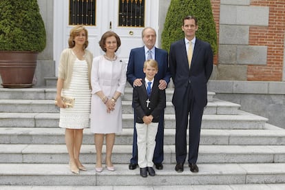 Los duques de Palma, Cristina e Iñaki Urdangarín, posan con su hijo Miguel en el palacio de la Zarzuela junto a los Reyes de España.