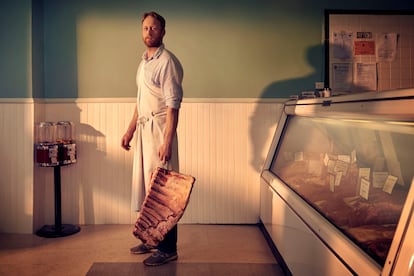 Tom Moriarty y su esposa, Caitlin, son dueños de Moriarty Meats, una carnicería de animales enteros en Buffalo, NY, que se abastece de carnes locales y se inspira en las carnicerías tradicionales europeas. Tom y su equipo trabajan únicamente a mano. 