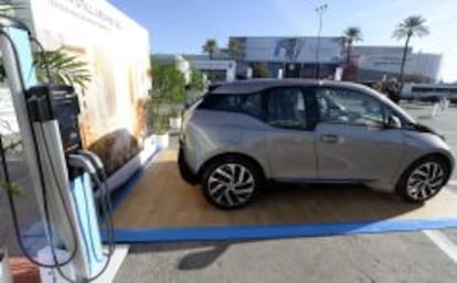 MAN13. LAS VEGAS (EE.UU.), 07/01/14 .- Vista de un vehículo eléctrico i3 de BMW que se exhibe hoy, miércoles 8 de enero de 2014, en la Feria Internacional CES, el evento anual más importante de la electrónica de consumo, en Las Vegas (Nevada, EE.UU.). La feria estará abierta desde hoy hasta el próximo 10 de enero de 2014, en la que se espera alrededor de 150.000 asistentes. EFE/MICHAEL NELSON