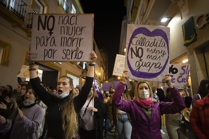 Miles de personas han vuelto a tomar las calles de Andalucía para exigir igualdad en un 8-M multitudinario, tras las restricciones por la covid, en un Día Internacional de la Mujer que ha exigido un mundo feminista, pero que se ha escenificado con dobles convocatorias en parte de las capitales de la comunidad. En la imagen, un momento de una de las manifestaciones en Sevilla.