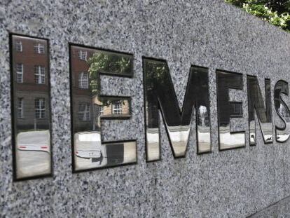 Parte del edificio de administraci&oacute;n de Siemens reflejado en su letrero en Berl&iacute;n (Alemania).