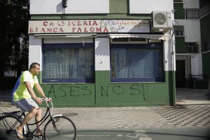 Pintada islamòfoba en una carnisseria àrab a Sevilla, aquest dimarts.