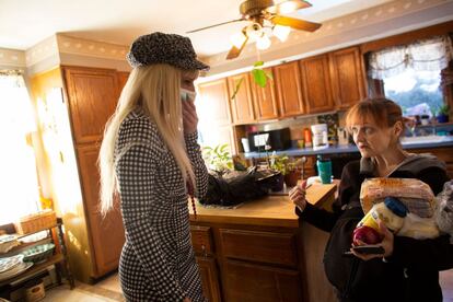 Gloria (izquierda) habla con Brigitte en la cocina del refugio, ellas llegaron a este espacio en busca de un lugar seguro lejos de sus maridos.