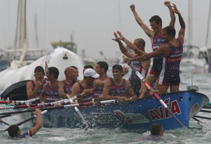 Los remeros de la trainera vizcaína de Urdaibai, celebran su victoria en La Bandera de la Concha.