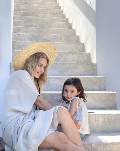 Helga Andersen, de Danish Reveal, y su hija, vestidas de lino en Formentera.