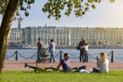 El Palacio de Invierno, que alberga el Museo del Ermitage, visto desde la otra orilla del río Neva, en San Petersburgo.