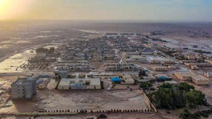 Vista general de la inundación de Al-Mukhaili, al noreste de Libia, el lunes.