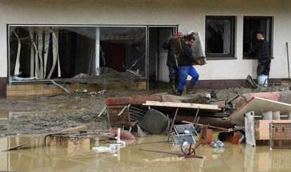 Vecinos del pueglo alemán Simbach am Inn limpian sus viviendas después de las fuertes lluvias.