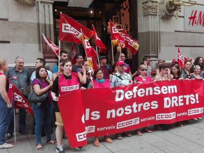 Trabajadores de H&amp;M protestan frente a la tienda del Portal del &Aacute;ngel el pasado 27 de julio.