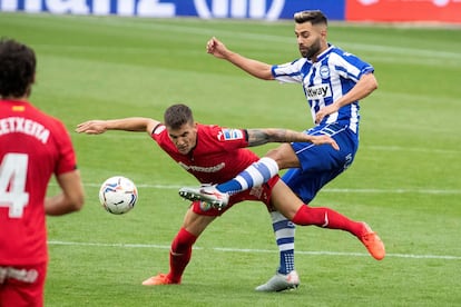 El defensa del Deportivo Alavés, Rubén Duarte lucha con el centrocampista uruguayo del Getafe Arambarri , durante el partido de la tercera jornada de Liga de Primera División disputado en el estadio de Mendizorroza. EFE/ADRIAN RUIZ-HIERRO