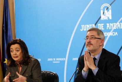 Los consejeros de la Presidencia y de Economía, Mar Moreno y Antonio Ávila, ayer en en el Palacio de San Telmo.