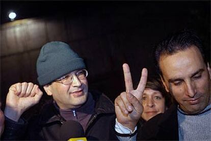 Alí Lmrabet, izquierda, junto a su compañero Mohamed el Hurd, ayer, a la salida de la prisión de Salé.