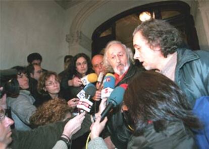 Montxo Armendariz (en el centro) y Fernando Trueba (derecha), ayer, rodeados de periodistas.