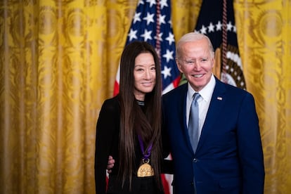 La diseñadora Vera Wang tras recibir la Medalla Nacional por su contribución a las Bellas Artes de manos del presidente de EE UU Joe Biden, el 21 de marzo en la Casa Blanca (Washington).