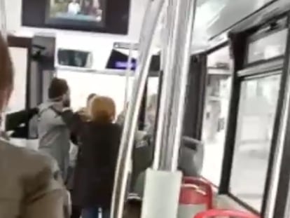 Un hombre agrediendo a un conductor de autobús en Vigo tras recriminarle que no llevara la mascarilla puesta.