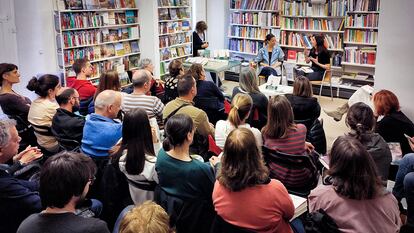 Presentación del libro “ Les postres mares” de Gemma Ruiz en la librería L’Altell de Banyoles.