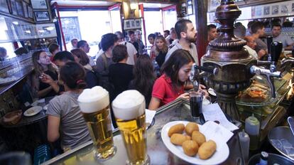 Cervezas en la barra de un bar de Madrid.