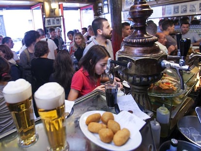 Cervezas en la barra de un bar de Madrid.