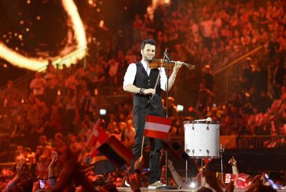 Sebalter interpreta el tema &#039;Hunter Of Stars&#039; representando a Suiza.