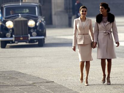 Parece que doña Letizia y Juliana Awada se han puesto de acuerdo. No solo por el peinado recogido sino también por el color de su atuendo. Ambas lucieron trajes en tono pastel. Y ceñidos por la cintura. El largo de las faldas, tal y como dicta el protocolo ha sido hasta la rodilla.