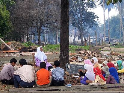 Varios niños reciben clase al aire libre en Datar Luah, un pueblo de la costa de Sumatra arrasado por el maremoto.