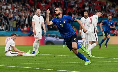 El defensa italiano Leonardo Bonucci celebra haber marcado el gol del empate de su equipo contra la seleccion inglesa.