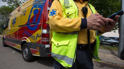 Un medico fuera de una de las UVI del Samur.