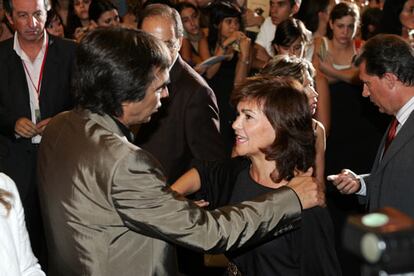 El director del filme Agustín Díaz Yanes conversa con la ministra de cultura, Carmen Calvo, en el pase vip de la película.