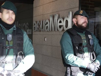 La Guardia Civil en la sede de la empresa Acuamed, este lunes.