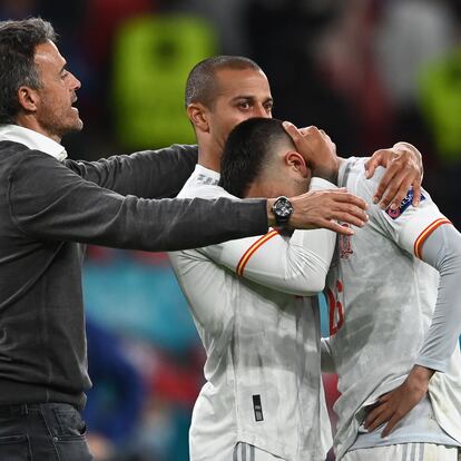 London (United Kingdom), 06/07/2021.- Spain's head coach Luis Enrique (L) reacts with his players Thiago Alcantara (C) and Pedri during the UEFA EURO 2020 semi final between Italy and Spain in London, Britain, 06 July 2021. (Italia, España, Reino Unido, Londres) EFE/EPA/Andy Rain / POOL (RESTRICTIONS: For editorial news reporting purposes only. Images must appear as still images and must not emulate match action video footage. Photographs published in online publications shall have an interval of at least 20 seconds between the posting.)
