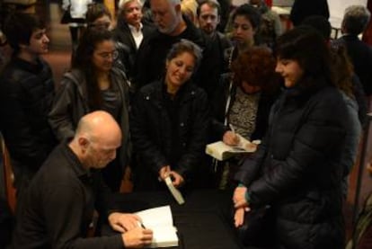 Caparr&oacute;s firma ejemplares en la Biblioteca Nacional.