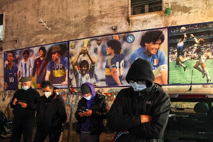 Aficionados hacen una guardia en el mural de Diego Armando en la ciudad de Nápoles. 