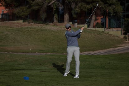 William Gutiérrez sale en el hoyo 1 del Club de Golf de Barcelona.