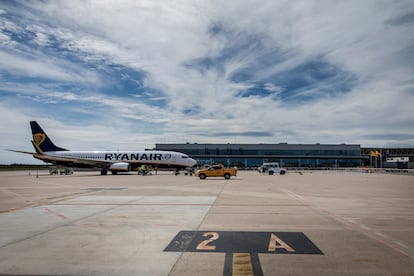 Un avión de Ryanair, en el aeropuerto de Reus.