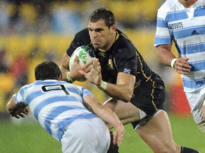 El jugador escocés Sean Lamont intenta evitar el placaje del argentino Nicolás Vergallo.