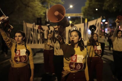 Mujeres protestan por las violeaciones en Manta y Vilca.