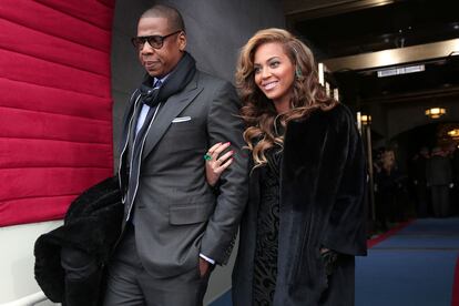 Beyoncé, del brazo de su marido Jay-Z, ha sido la elegida para cantar el himno nacional.